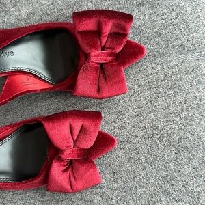 Red bow shirt heel shoe
